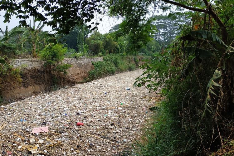 Hamparan sampah menutupi aliran Kali Jambe di Kelurahan Jatimulya, Tambun Selatan, Kabupaten Bekasi, Selasa (12/11/2019).