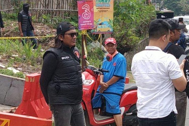 Kehadiran Yosep (topi merah) di lokasi pembunuhan ibu dan anak di Subang disambut sorakan warga, Rabu (22/11/2023).
