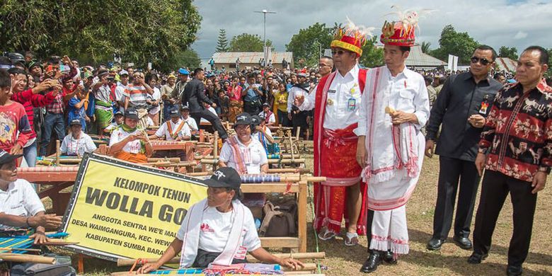 Presiden Joko Widodo menghadiri Parade 1001 Kuda Sandelwood dan Festival Tenun Ikat Sumba 2017 di Tambolaka, Sumba Barat Daya, Nusa Tenggara Timur, Rabu (12/7/2017). NTT juga akan menggelar perhelatan internasional bertajuk Tour de Flores pada 14-20 Juli 2017. Turut mendampingi Presiden dan Ibu Negara Iriana Joko Widodo antara lain Menteri Sekretaris Negara Pratikno, Gubernur Nusa Tenggara Timur Frans Lebu Raya dan Bupati Sumba Barat Daya Markus Dairo Talu.