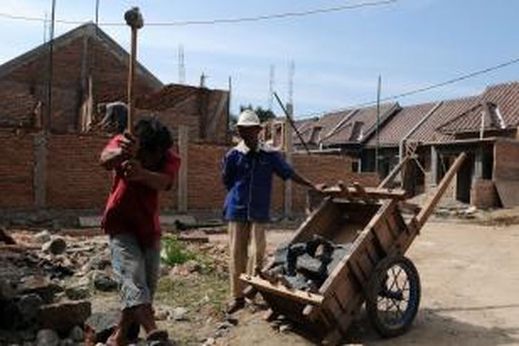 Pekerja menyelesaikan pembangunan perumahan di kawasan Depok, Jawa Barat.