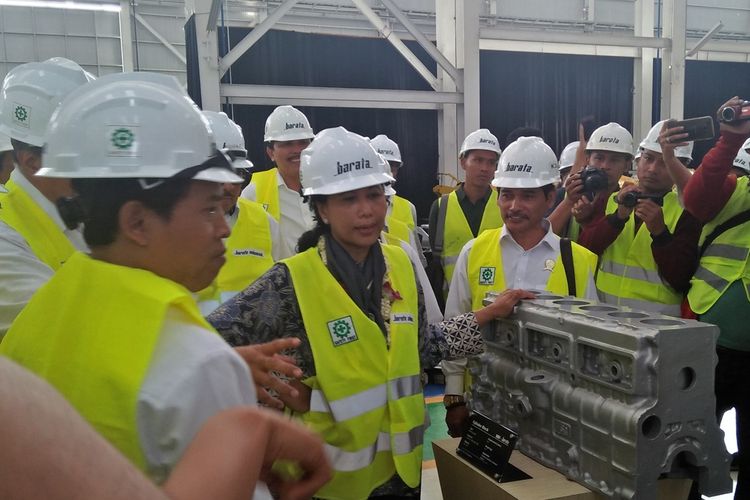 Menteri BUMN Rini Soemarno (tengah) saat berkunjung dan meresmikan workshop HMC PT Barata Indonesia di Kabupaten Gresik, Jawa Timur, Rabu (11/9/2019).