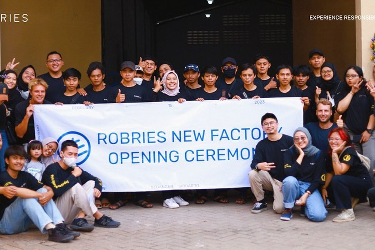 Foto bersama dalam peresmian pabrik baru Robries pada 15 Februari 2023.