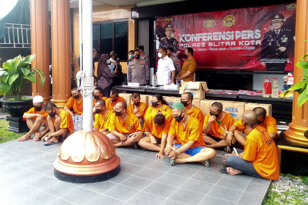 Kepolisian Resor Blitar Kota menggelar konferensi pers hasil Operasi Pekat Semeru 2022 dengan menghadirkan puluhan tersangka, Rabu (8/6/2022)
