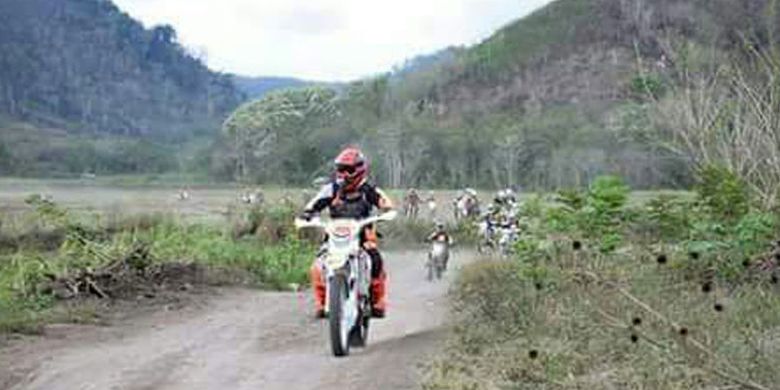 Bupati Ngada, Nusa Tenggara Timur, Marianus Sae bersama dengan Bajawa Trail Community menjelajahi alam Ngada dan kawasan Manggarai Raya di bagian utara sejak Jumat (29/9/2017) hingga Minggu (1/10/2017). Bupati Ngada mengajak komunitas itu untuk menjelajahi Pulau Flores dari sudut ke sudut.