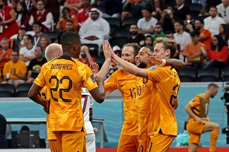 Selebrasi gol pemain-pemain Belanda dalam laga Grup A Piala Dunia 2022 melawan Qatar di Stadion Al Bayt, Al Khor, Qatar, 29 November 2022. Selanjutnya, Belanda akan melawan Amerika Serikat pada 16 besar Piala Dunia 2022 Qatar. Laga Belanda vs Amerika Serikat dijadwalkan berlangsung di  Stadion Internasional Khalifa, Doha, pada Sabtu (3/12/2022) pukul 22.00 WIB.  (Photo by Giuseppe CACACE / AFP)