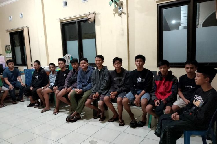Belasan remaja ditahan di Kantor Polsek Wlingi lantaran diduga hendak mengikuti perang sarung di sebuah ruas jalan di Kelurahan Babadan, Kecamatan Wlingi, Kabupaten Blitar, Jumat (31/3/2023) malam.