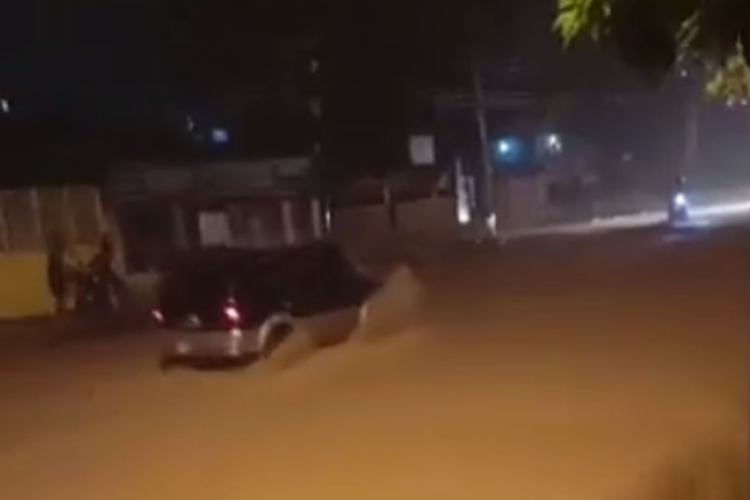 Tangkapan layar video yang menampilkan mobil menerjang banjir di Jayapura, Papua, Kamis (6/1/2022) malam.