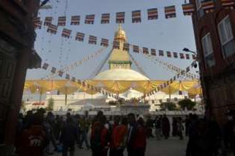 Stupa Boudhanath dibuka kembali untuk umum setelah rampungnya proses restorasi pasca gempa bumi di Nepal 18 bulan silam. Gambar diambil pada saat pembukaan, Selasa (22/11/2016).  