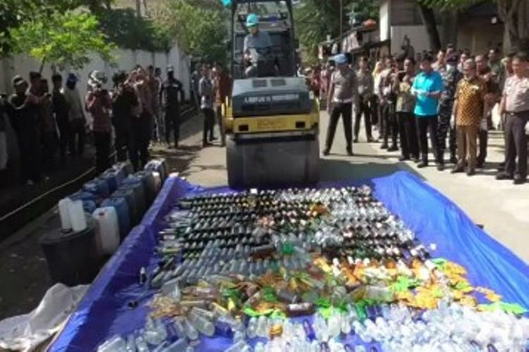 PEMUSNAHAN MIRAS DAN NARKOBA : polda sulbar musnahkan barang bukti narkotika dan ratusan botol miras di halaman Mapolda sulbar