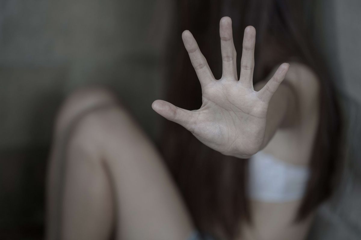 Dua orang perempuan perkosa seorang laki-laki bokep