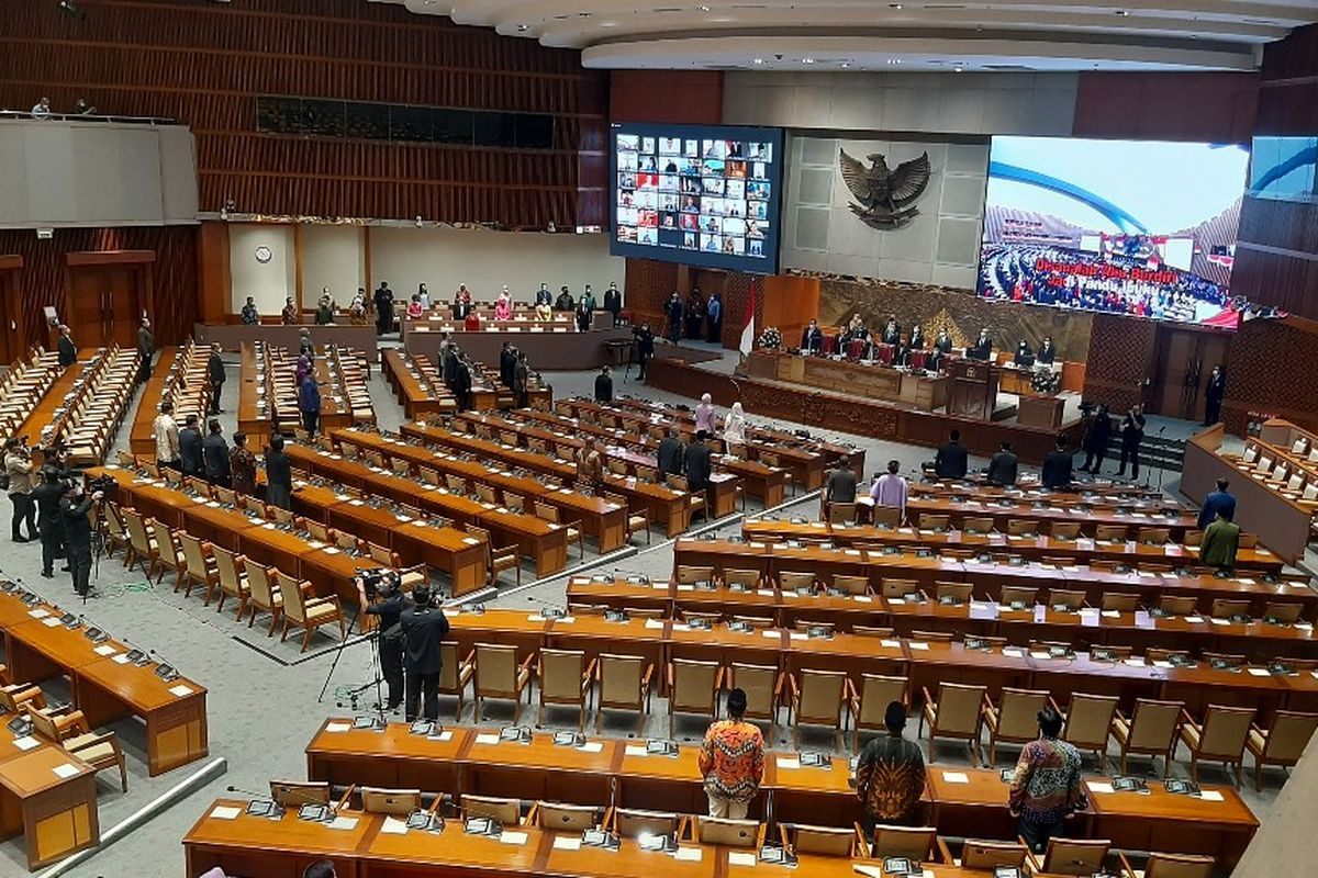 Anggota dewan berdiri menyanyikan lagu Indonesia Raya saat menghadiri rapat paripurna DPR di Kompleks Parlemen, Jakarta, Selasa (12/4/2022).