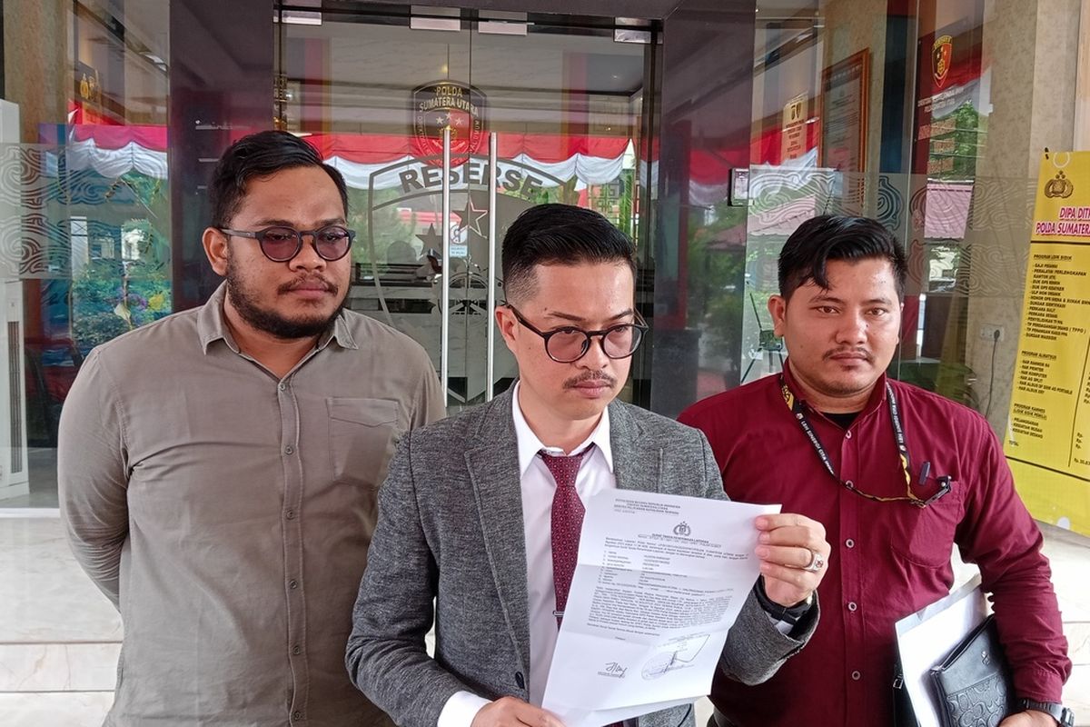 Kuasa Hukum Partai Nasdem Sibolga, Irwansyah Nasution menunjukkan bukti laporan ke SPKT Polda Sumut atas kasus dugaan pencurian baliho ucapan HUT ke 78 RI di Jalan Sisingamangaraja, Kecamatan Sibolga Barat, Kota Sibolga pada 16 Agustus 2023 oleh 4 orang.