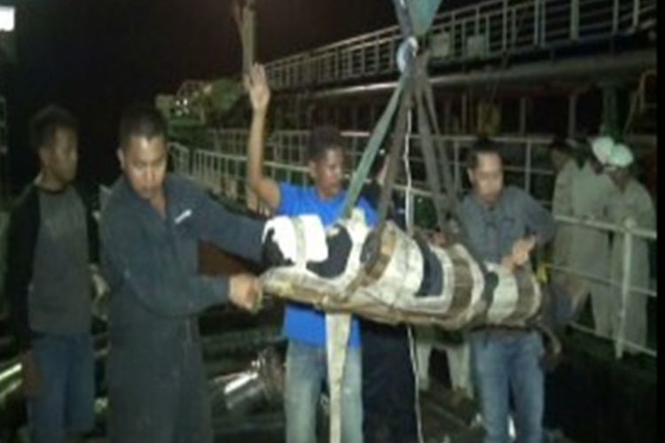 Proses evakuasi jenazah WNA Asal Thailand Dievakuasi Menggunakan Crane, Sabtu (4/11).