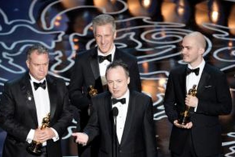 Dari kiri ke kanan, visual effects artists Neil Corbould, David Shirk, Timothy Webber, dan Chris Lawrence menerima penghargaan the Best Achievement in Visual Effects Oscars 2014 untuk film 