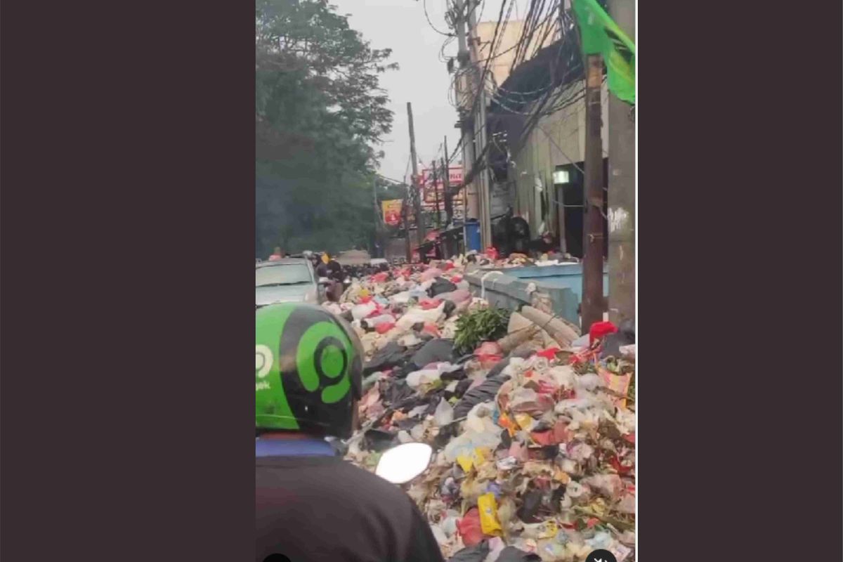 Sampah menumpuk di pinggir jalan Kota Tangerang