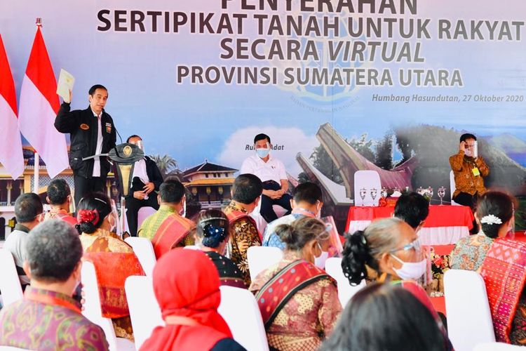 Presiden Joko Widodo menghadiri acara pembagian sertifikat tanah kepada masyarakat Provinsi Sumatera Utara, di di Stadion Simangaronsang, Kabupaten Humbang Hasundutan, Selasa (27/10/2020).