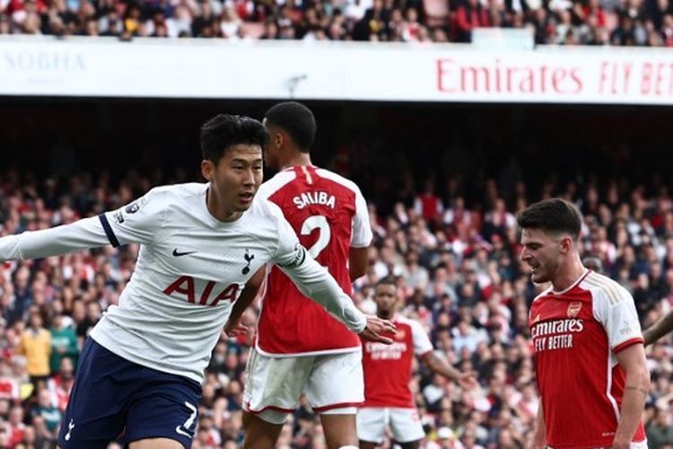 Son Heung-min (kiri) merayakan gol dalam pertandingan Arsenal vs Tottenham pada pekan keenam Liga Inggris 2023-2024 di Stadion Emirates, Minggu (24/9/2023). (Photo by HENRY NICHOLLS/AFP)