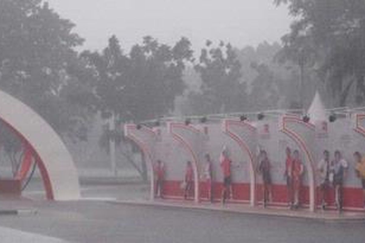 Hujan mengguyur kompleks Istora Gelora Bung Karno, Senayan, Minggu (9/6).