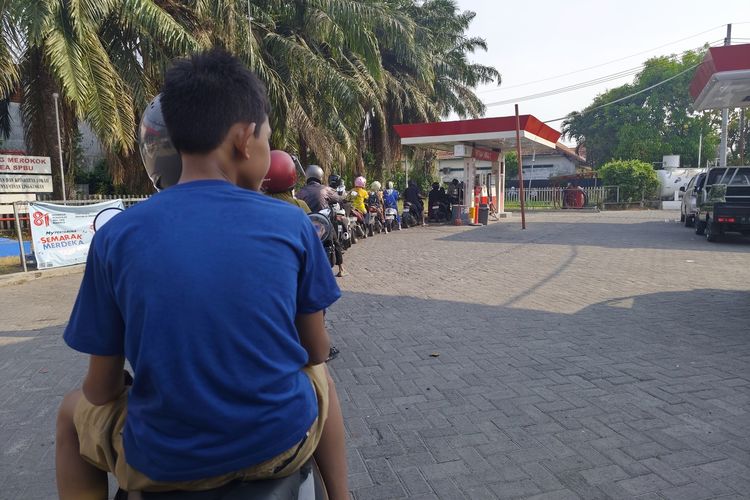 Antrean BBM di Bangkalan Diduga akibat Pengiriman Terlambat, Pertamina Diminta Klarifikasi