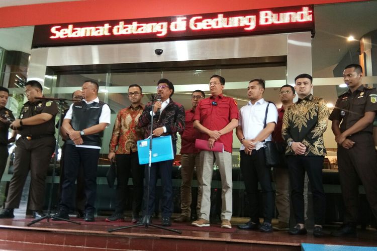 Kapuspenkum, Johnny G Plate, Dirdik di depan Gedung Bundar, Kejaksaan Agung, Jakarta, Rabu (15/3/2023).