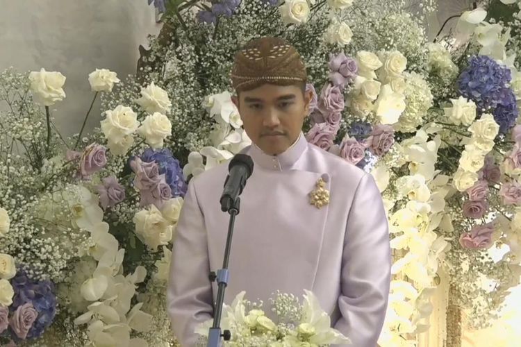 Kaesang Pangarep saat menjalani prosesi midodareni di kediaman Erina Gudono, Jumat (9/12/2022). 