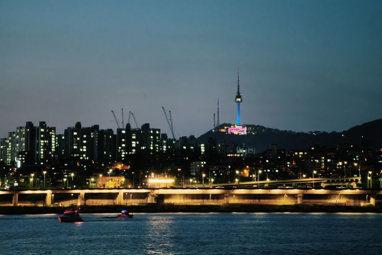 Pemandangan sungan Han dengan latar Namsan Tower dalam bidikan Samsung Galaxy S26 Ultra.