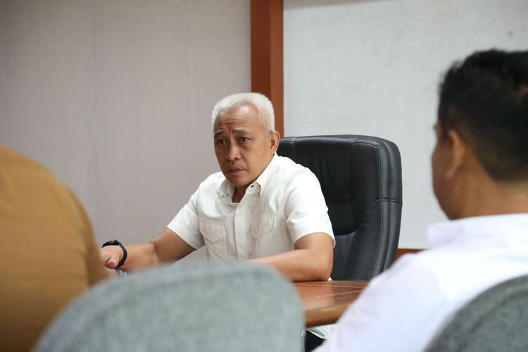 Direktur BU SPAM BP Batam, Denny Tondano, saat menjelaskan masalah penyaluran air bersih yang sudah terjadi selama dua pekan di Kota Batam, Kepulauan Riau.