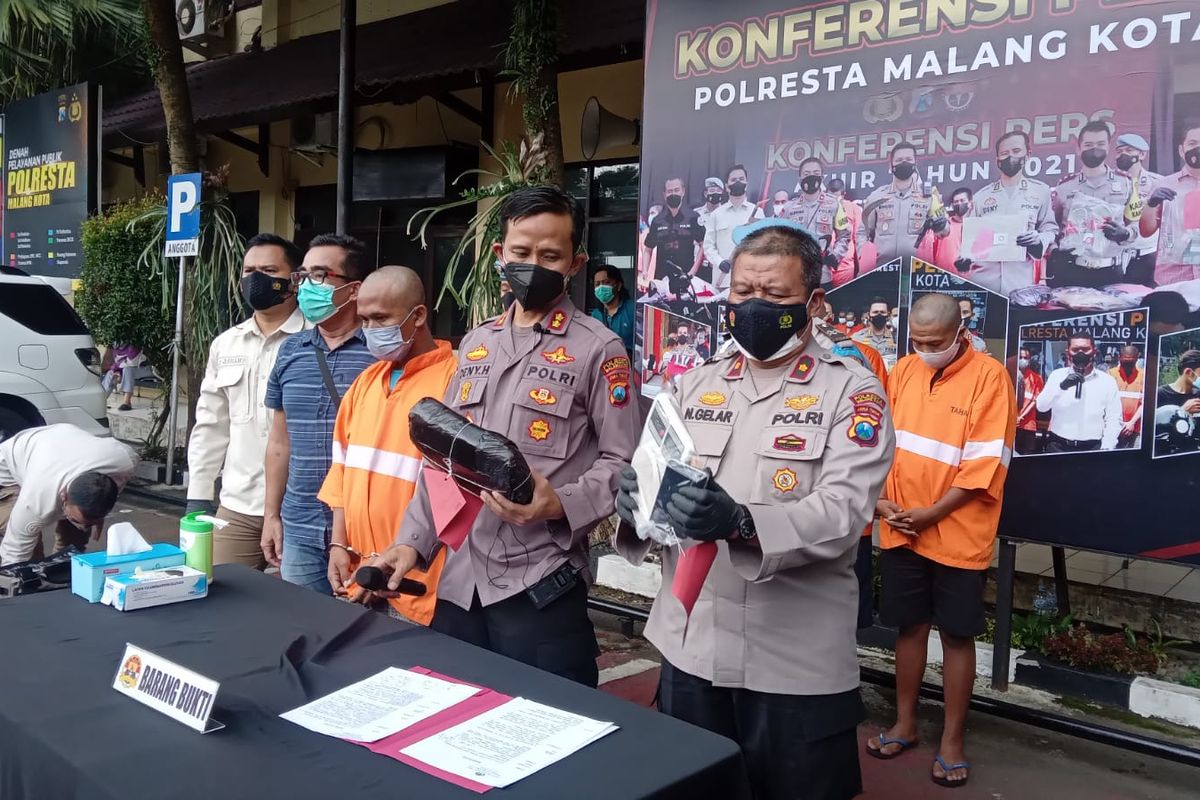 Polresta Malang Kota saat menggelar konferensi pers pada Rabu (9/2/2022) setelah mengamankan narkotika jenis ganja seberat 1,08 kilogram yang hendak diedarkan oleh tersangka pria berinisial MJ (37) asal Kecamatan Singosari, Kabupaten Malang. 