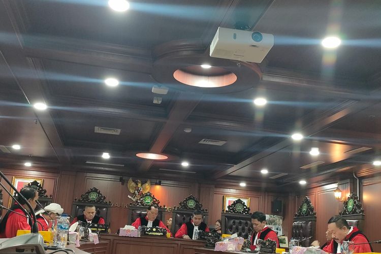 Sidang Mahkamah Kehormatan Dewan (MKD) DPR membacakan putusan terhadap Ketua MPR Bambang Soesatyo atau Bamsoet terkait ucapan klaim semua parpol sepakat amendemen UUD 1945, Senin (24/6/2024).