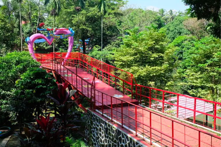 Spot foto di Taman Kyai Langgeng Magelang atau TKL Ecopark, yang merupakan obyek wisata hutan buatan di perkotaan dilengkapi berbagai fasilitas