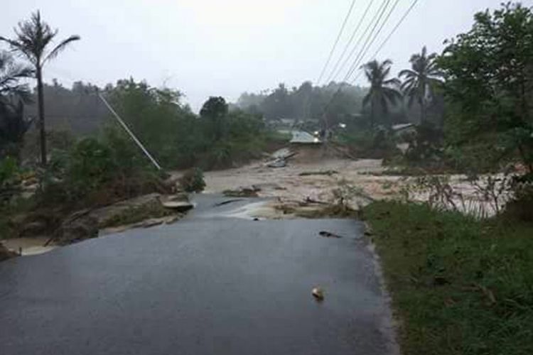 Beginilah kondisi jalan putus dan jaringan listrik yang rusak di Belitung Timur.