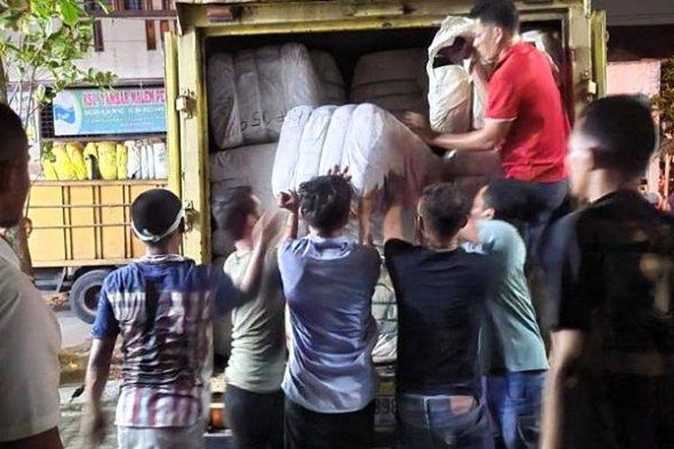 Proses penggerebekan gudang diduga menyimpan pakaian bekas impor di Perumnas Simalingkar, Kecamatan Medan Tuntungan, Rabu (29/3/2023) malam. 