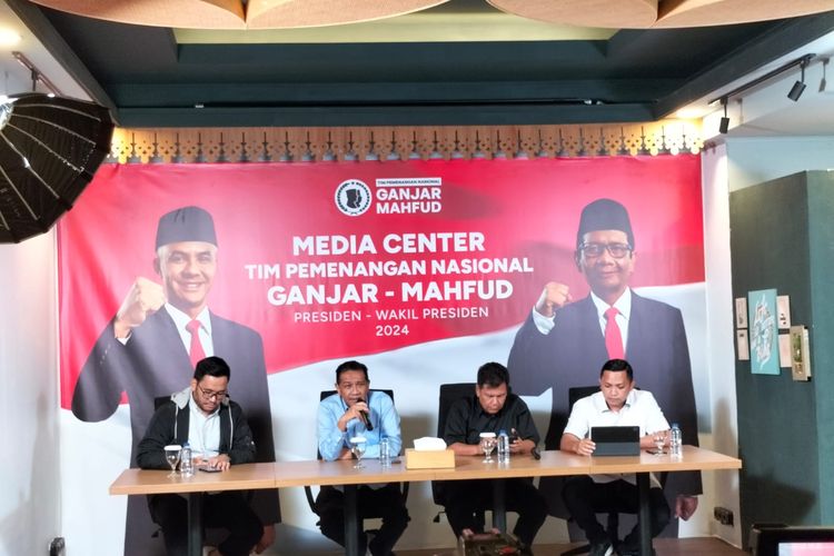 Konferensi pers Tim Pemenangan Nasional (TPN) Ganjar Pranowo-Mahfud MD terkait masalah konstitusi, di Media Center TPN, Jalan Cemara 19, Jakarta Pusat, Kamis (9/11/2023). Wakil Ketua TPN, Ammarsjah Purba duduk nomor dua dari kanan.