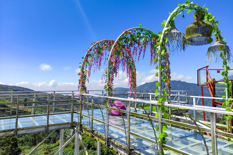 Jembatan Kaca di Wisata Batu Angkruk Dieng.