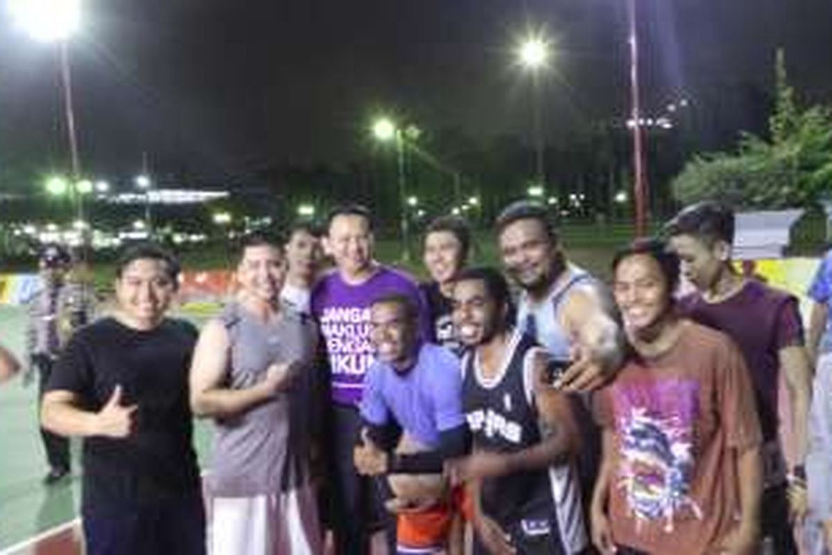 Gubernur DKI Jakarta, Basuki Tjahaja Purnama, saat berfoto bersama pemain basket di Lapangan Monas, Jakarta, Kamis (6/10/2016).