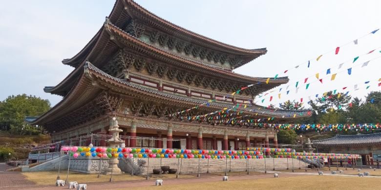 Kuil Buddha Yakcheonsa yang terkenal ini berada di Pulau Jeju, Korea Selatan. 