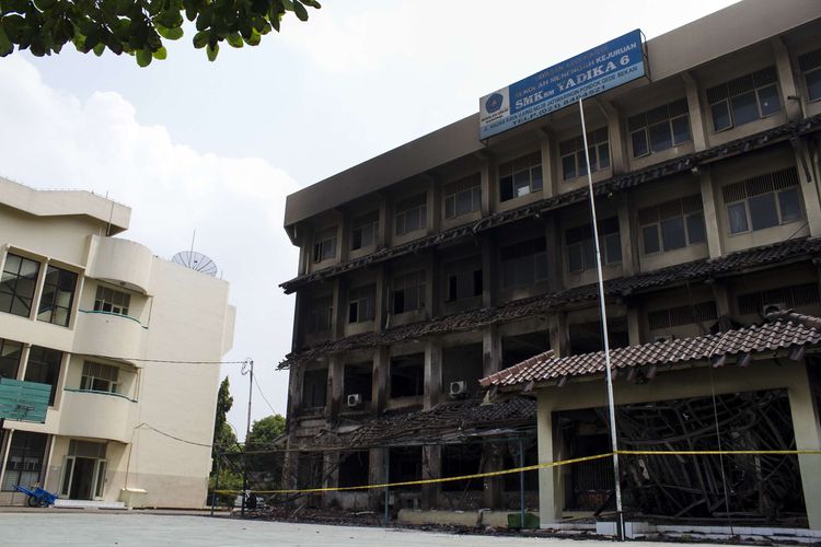 Kondisi bangunan SMK YADIKA 6 Bekasi yang terbakar senin lalu, Pondok Gede, Jaticempaka, Bekasi, Rabu (20/11/2019). Atas kejadian tersebut untuk sementara waktu kegiatan sekolah diliburkan.