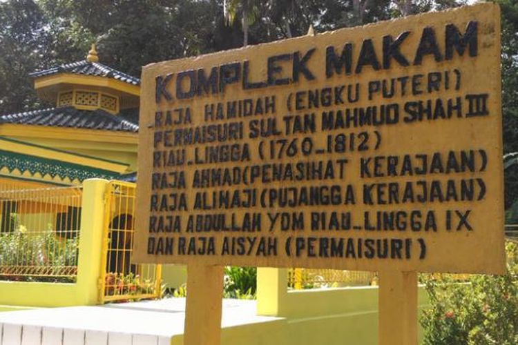 Komplek Makam Raja Hamidah (Engku Puteri) di Pulau Penyengat, Provinsi Kepulauan Riau, Sabtu (14/1/2017). Pulau Penyengat dikenal sebagai destinasi wisata religi dan wisata sejarah rumpun Melayu.