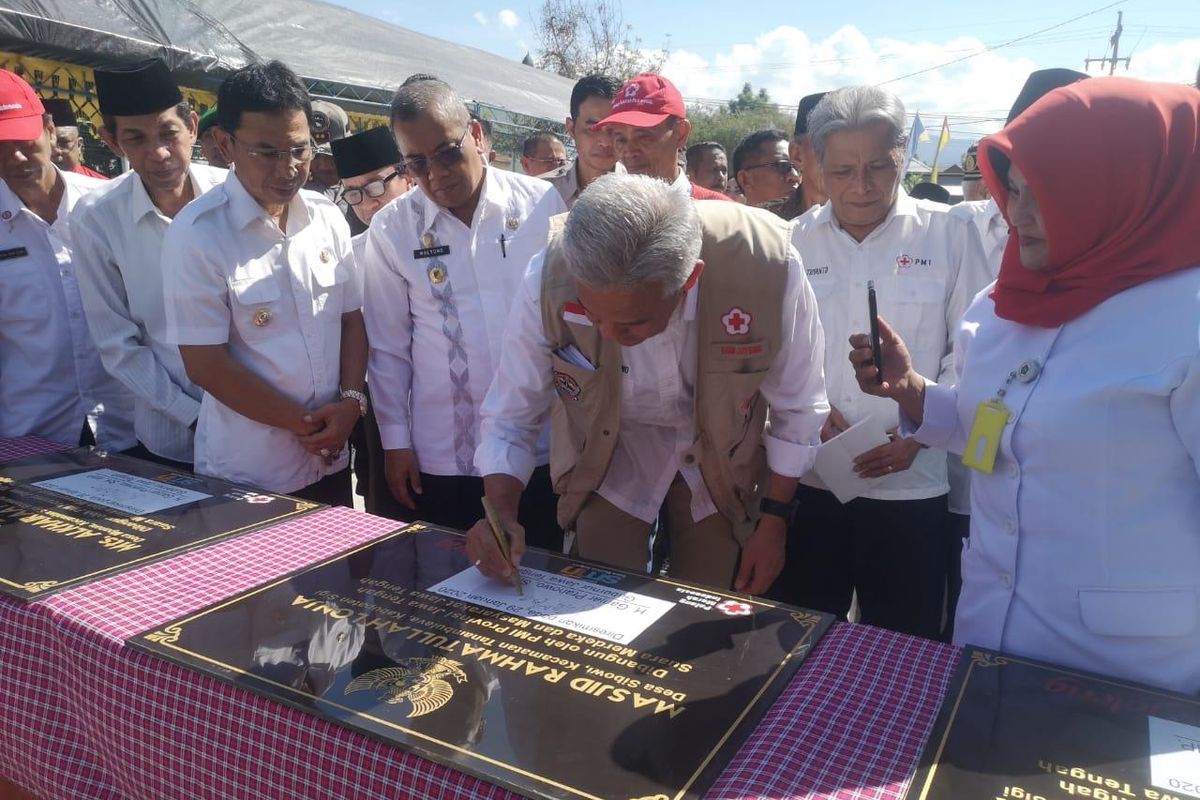 Gubernur Jawa Tengah Ganjar Pranowo saat saat meresmikan delapan bangunan berupa sekolah, panti asuhan, dan masjid untuk korban gempa Pasigala di Sigi Sulawesi Tengah, Rabu (29/1/2020).