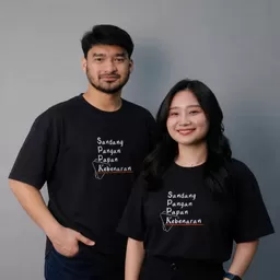 Kaos Hitam Ekslusif Kompas.com “Sandang Pangan Papan Kebenaran”