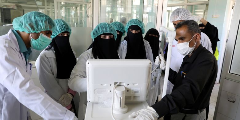 Para perawat mendapat pelatihan menggunakan ventilator untuk merawat pasien virus corona. Alat bantu pernapasan ini disediakan oleh Badan Kesehatan Dunia (WHO). Foto diambil di Sanaa, Yaman, 8 April 2020.