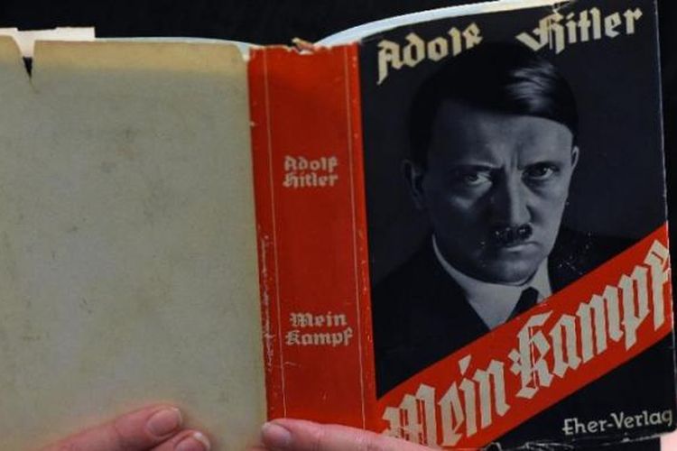 Buku Mein Kampf karangan Adolf Hitler. 