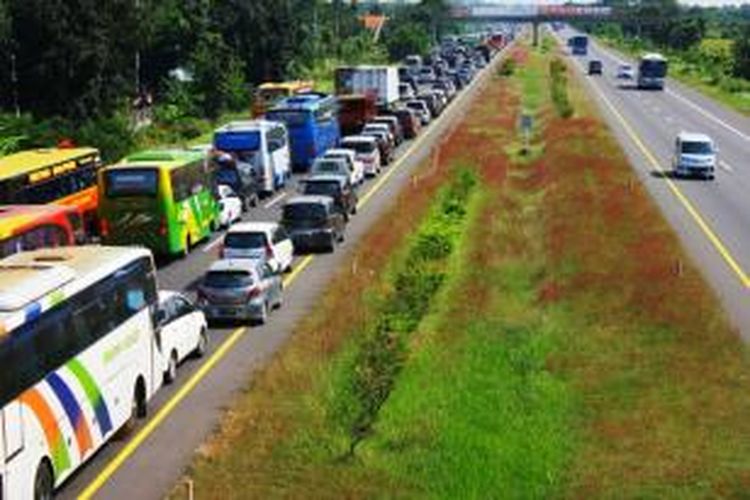 Ruas Tol Palimanan-Kanci macet hingga sepanjang15 Kilometer pada arus balik Lebaran, Minggu (3/8/2014)