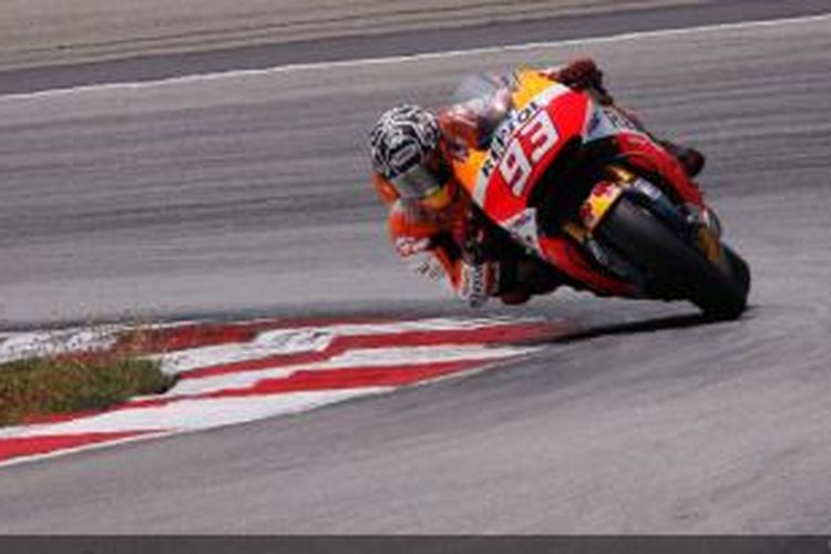 Pebalap Repsol Honda asal Spanyol, Marc Marquez, memacu motornya pada hari ketiga uji coba kedua di Sirkuit Sepang, Malaysia, Rabu (25/2/2015).
