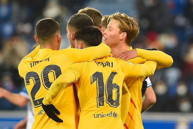 Gelandang Barcelona Frenkie de Jong (kanan) merayakan gol bersama rekan-rekannya dalam laga lanjutan Liga Spanyol musim 2021-2022 kontra tuan rumah Alaves di Stadion Mendizorroza, Senin (24/1/2022) dini hari WIB.