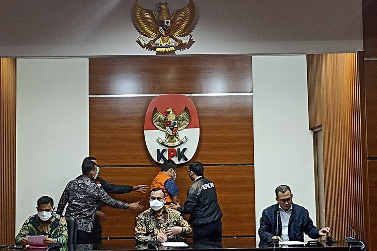 KPK resmi menetapkan AKBP Bambang Kayun sebagai tersangka dugaan suap dan gratifikasi terkait pemalsuan surat dalam perebutan hak waris PT Aria Citra Mulia (ACM), Selasa (3/1/2023).