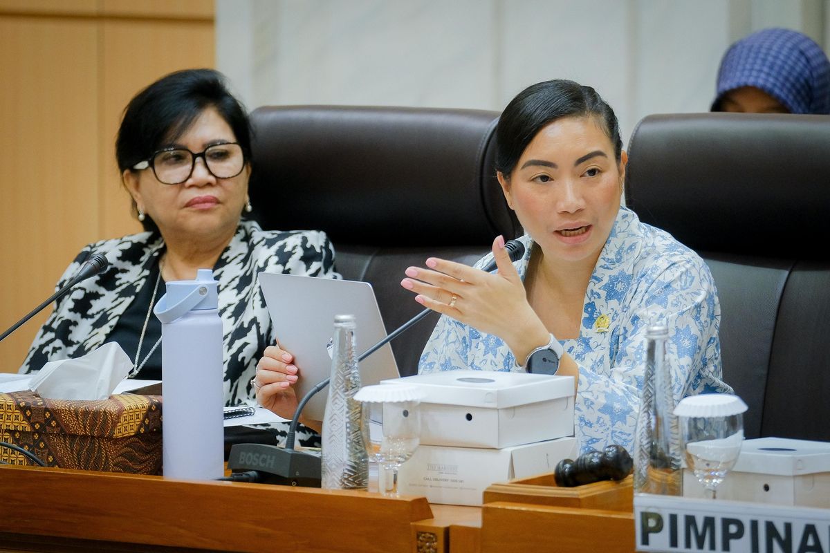 Wakil Ketua Komisi VII DPR RI, Rahayu Saraswati Djojohadikusumo (baju warna biru muda dan putih)