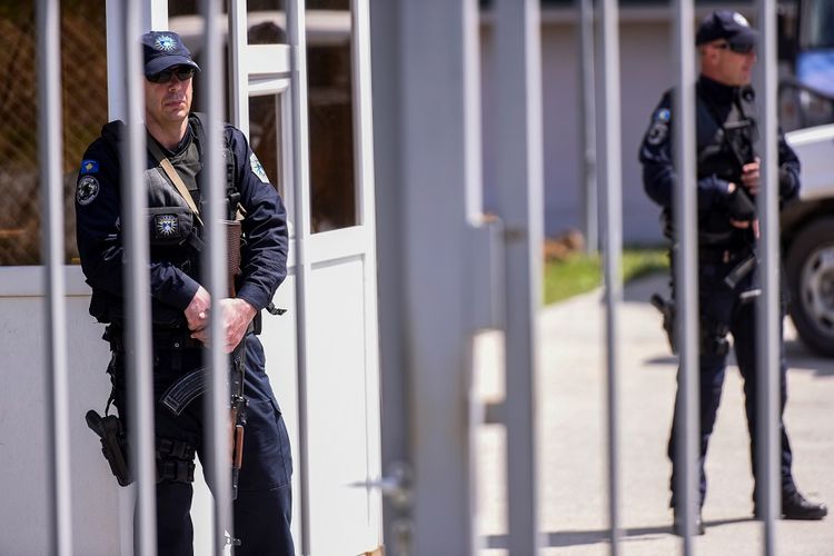 Petugas kepolisian Kosovo berjaga di pusat penahan asing di Vranidoll, tempat warga yang baru dipulangkan dari Suriah ditempatkan sementara.