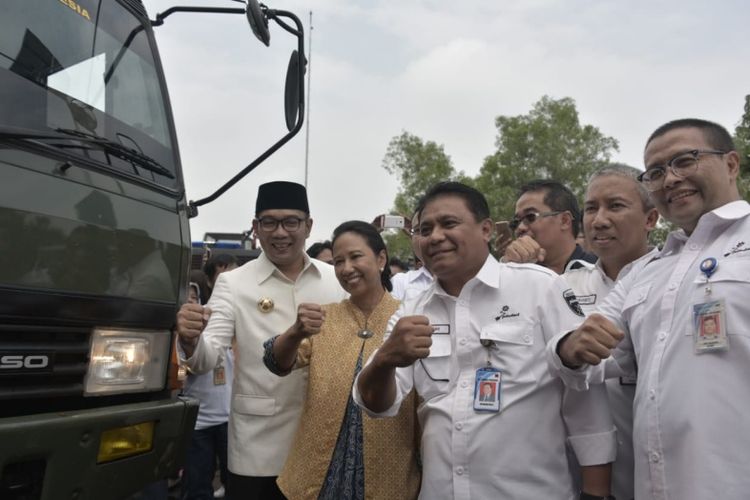 Gubernur Jawa Barat Ridwan Kamil bersama Menteri BUMN Rini Soemarno saat hadir dalam acara Excelen: Inovasi Untuk Negeri di Kantor LEN Industri, Jalan Sukarno-Hatta, Bandung, Rabu (31/10/2018). 
