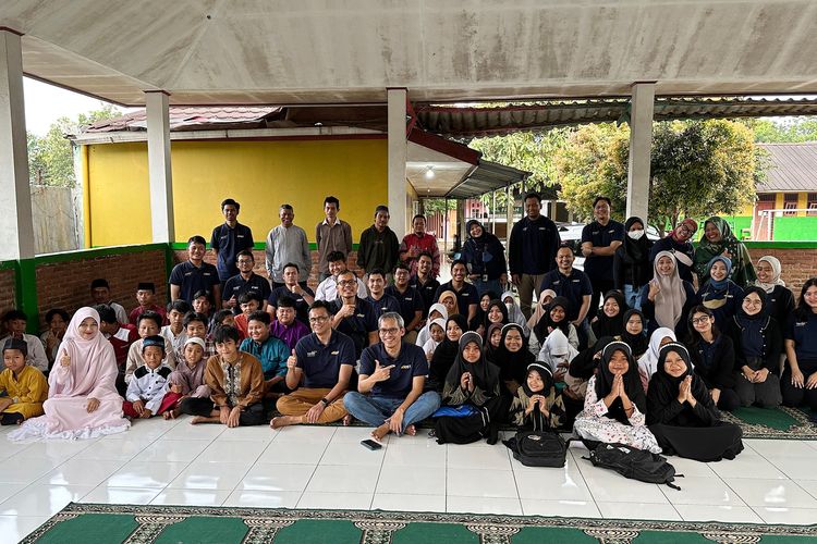Perwakilan Manajemen dan Karyawan Mandiri Sekuritas bersama siswa-siswi, para guru, dan pengurus PKBM Al Falah, Bantar Gebang.
